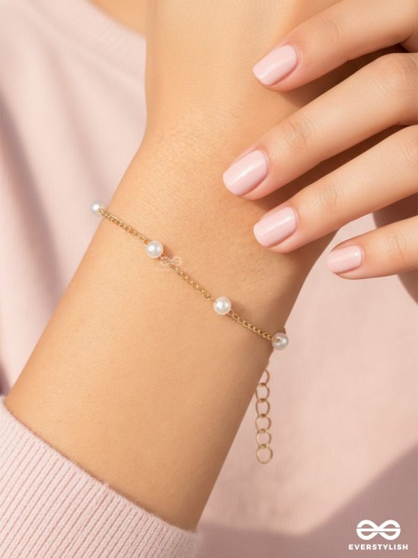 PEARL TRACE – DELICATE GOLDEN CHAIN BRACELET