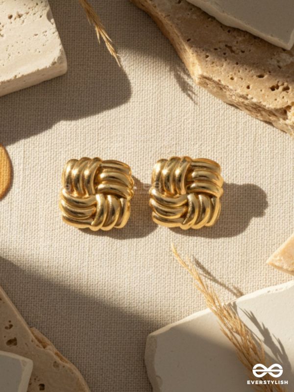 INTERLINK – CONTEMPORARY GOLD STUDS