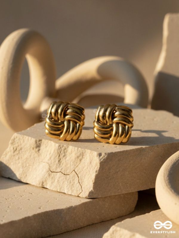INTERLINK – CONTEMPORARY GOLD STUDS