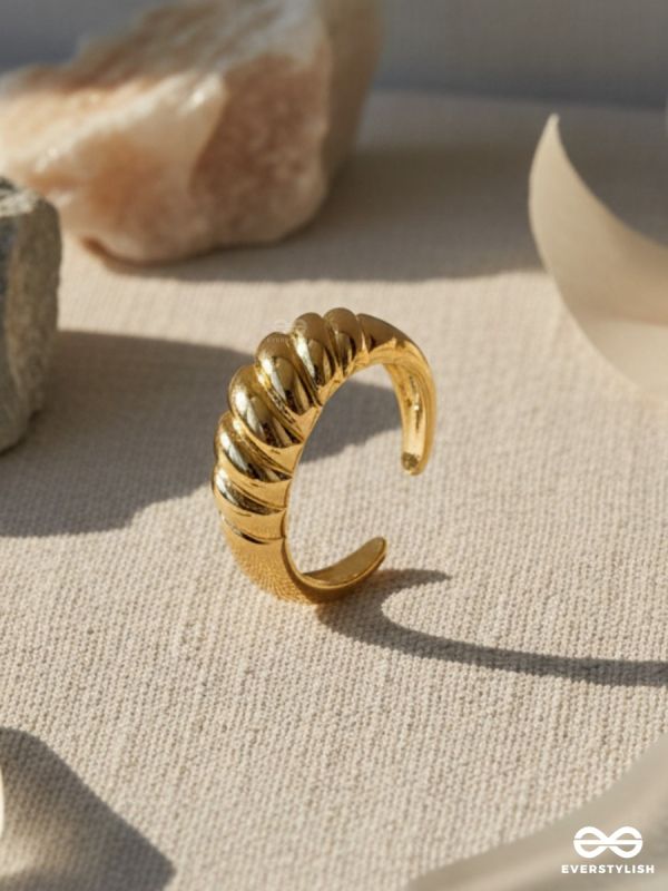 RIDGE LOOP – SCULPTED GOLD RING