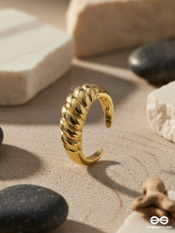 RIDGE LOOP – SCULPTED GOLD RING