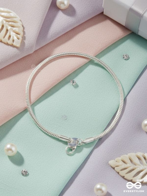 NOVA STRAND – CONTEMPORARY SILVER SNAKE CHAIN BRACELET