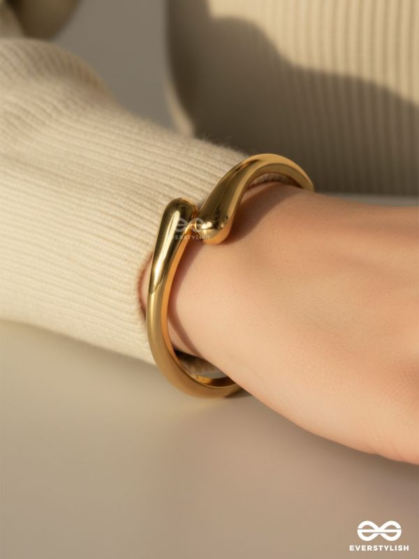 AURA WRAP – SLEEK SCULPTED CUFF BRACELET