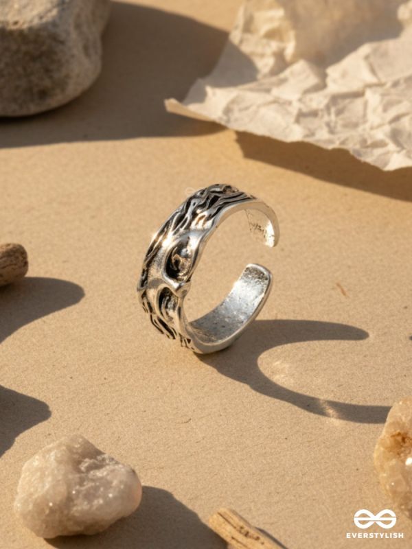 SILVER RELIEF – SCULPTURAL CUFF RING