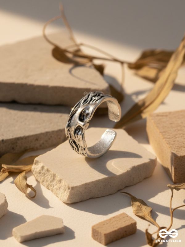 SILVER RELIEF – SCULPTURAL CUFF RING