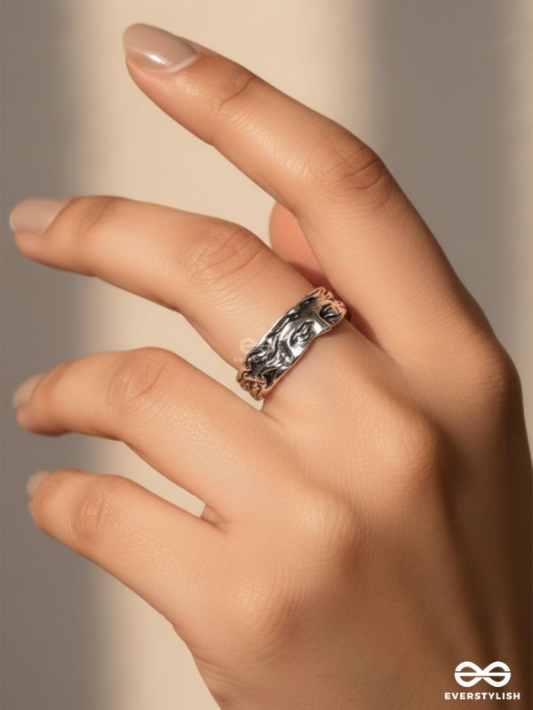 SILVER RELIEF – SCULPTURAL CUFF RING