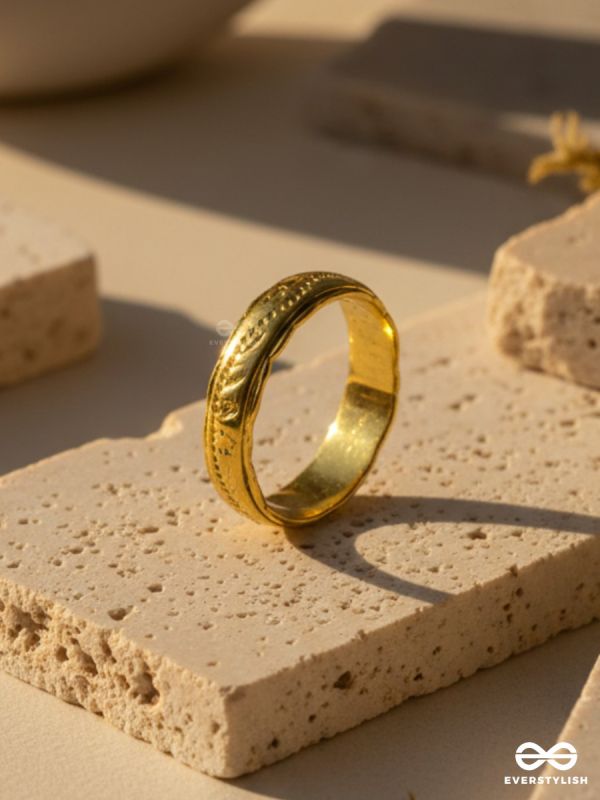 SOFT ETCH – MINIMAL GOLD RING