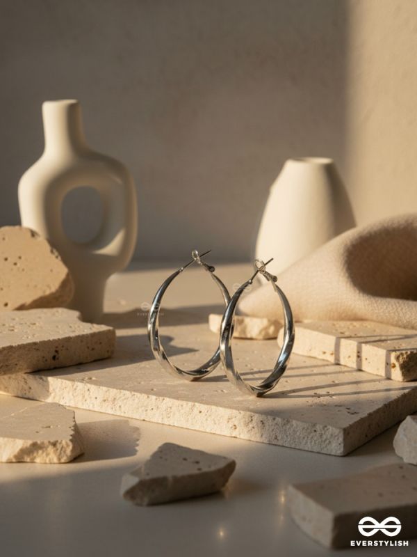 IT GIRL TWIST – OVAL HOOP SILVER EARRINGS