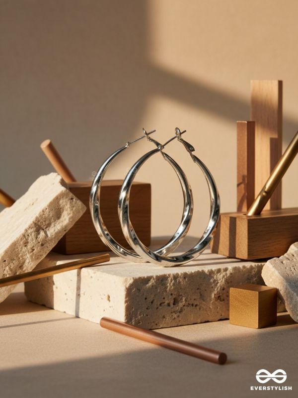 IT GIRL TWIST – OVAL HOOP SILVER EARRINGS