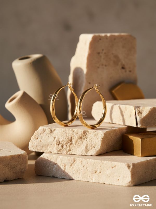 IT GIRL TWIST – OVAL HOOP GOLDEN EARRINGS