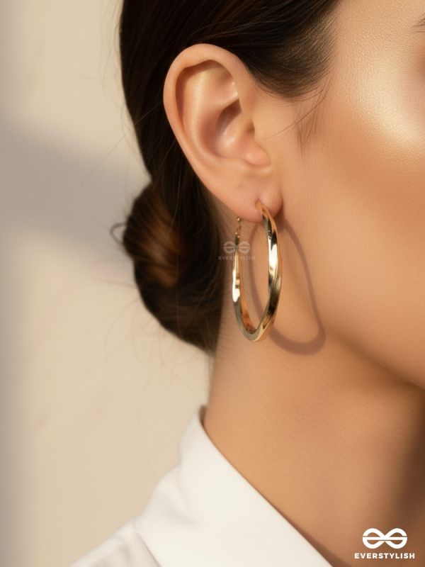 IT GIRL TWIST – OVAL HOOP GOLDEN EARRINGS