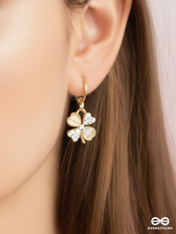 TWINKLE CHARM – GOLD CLOVER EARRINGS