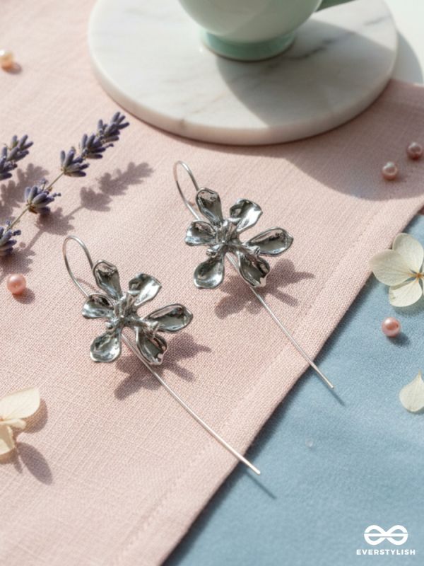 BLOOM IN MOTION – SILVER THREAD EARRINGS