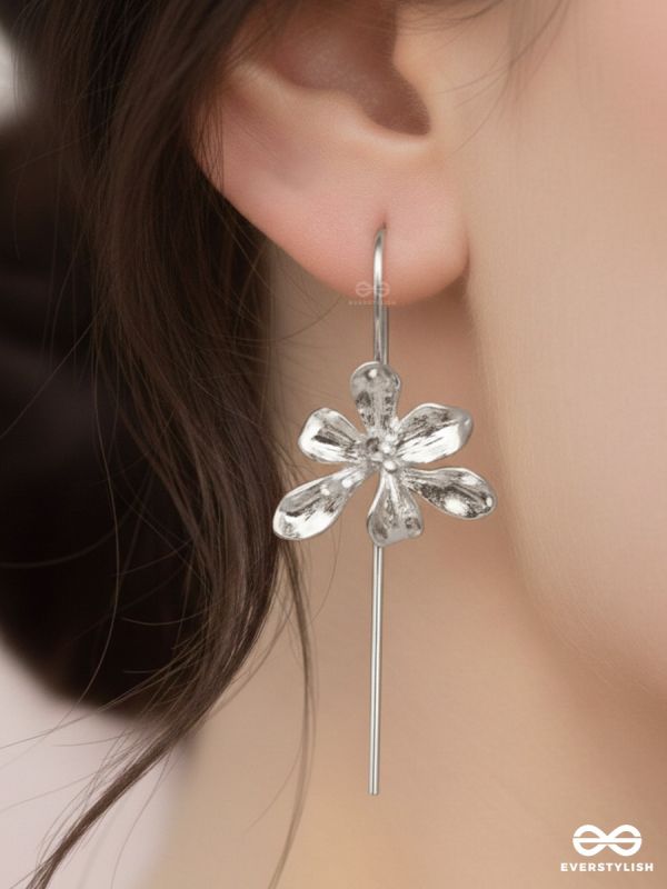 BLOOM IN MOTION – SILVER THREAD EARRINGS