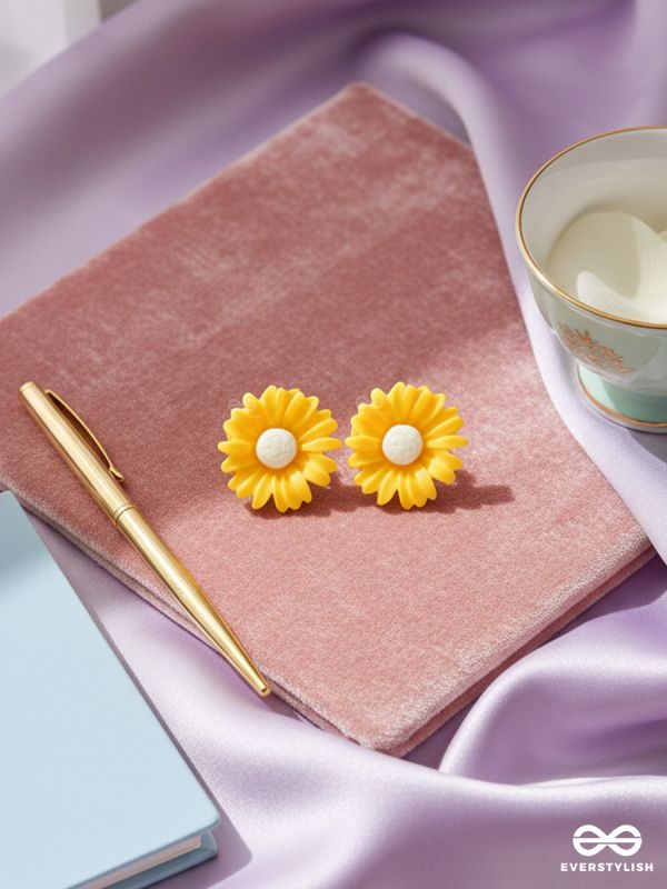 SUNNY BLOOM – DAISY STUD EARRINGS
