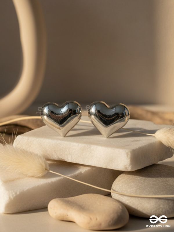 PLATINUM CRUSH – HEART STUD EARRINGS