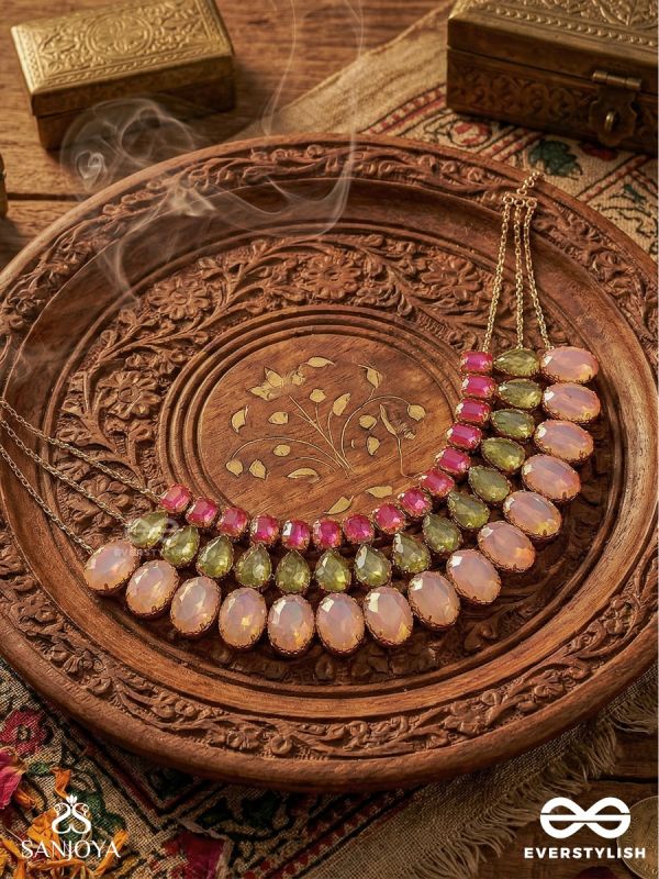 GULBAHARAA – GARDEN IN BLOSSOM – COLOUR-RICH COLLAR NECKLACE WITH PINK STONE LAYERS AND TEXTURED GREEN ELEMENTS