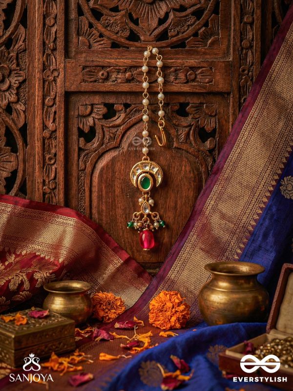 SHIVANSHI – DIVINE TRACE – POLKI-SET CRESCENT MAANGTIKA WITH EMERALD CENTRE STONE AND RUBY-TONED DROP FINISH