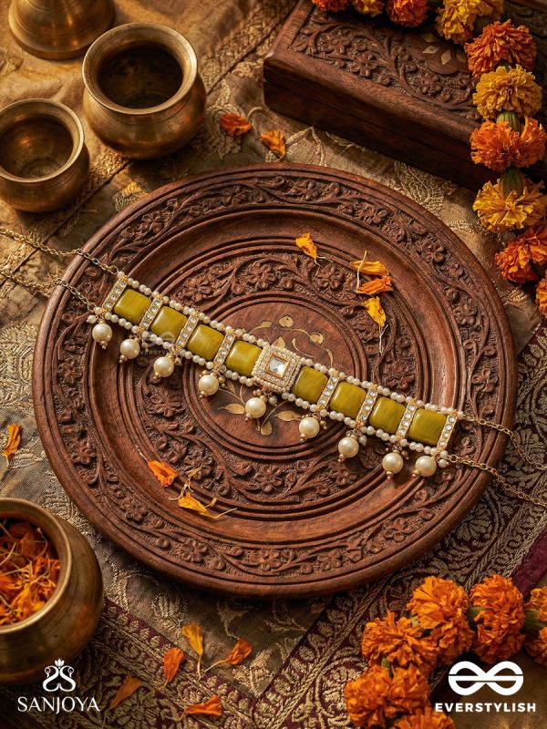 KSHONIKA – EARTH-TONED ORNAMENT – GEOMETRIC GREEN PANEL NECKLACE WITH DELICATE PEARL DROPS