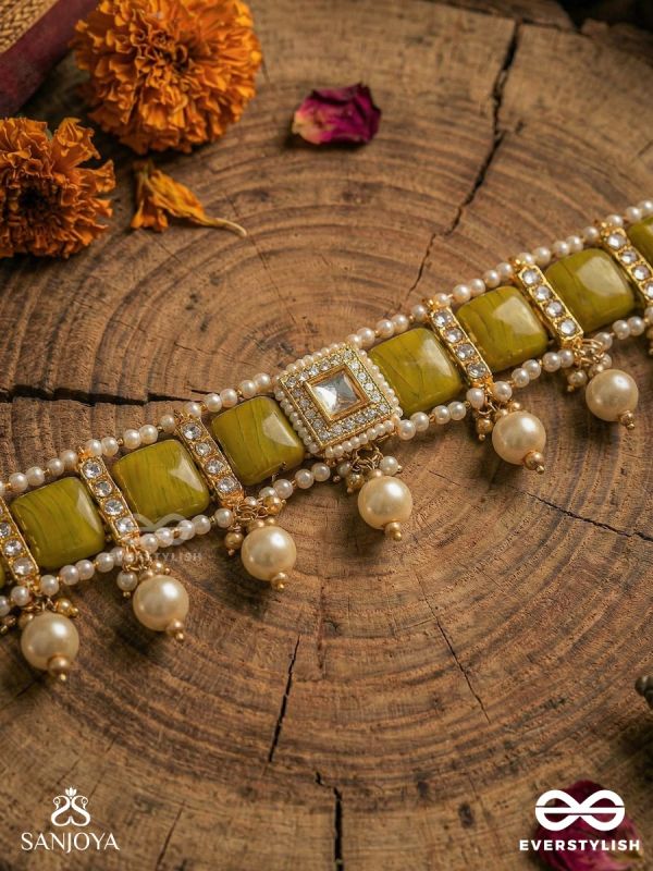 KSHONIKA – EARTH-TONED ORNAMENT – GEOMETRIC GREEN PANEL NECKLACE WITH DELICATE PEARL DROPS