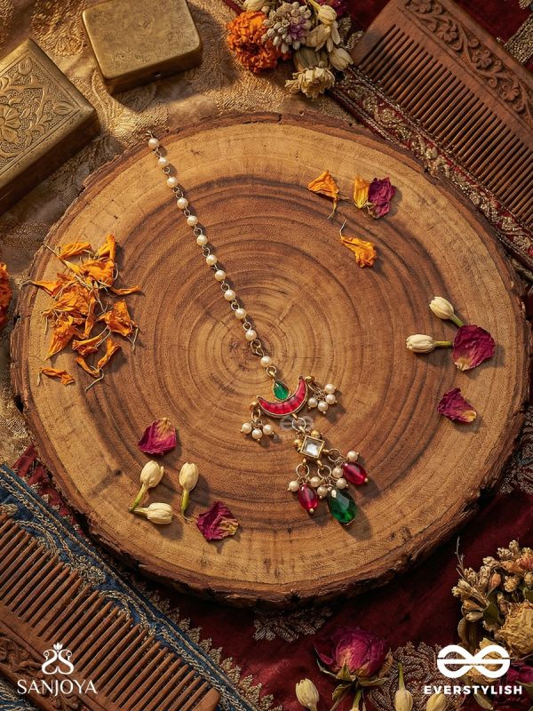 YASHASVINI – GLORIOUS BEAUTY – TRADITIONAL ARC MAANGTIKA WITH COLOURFUL GEM ACCENTS