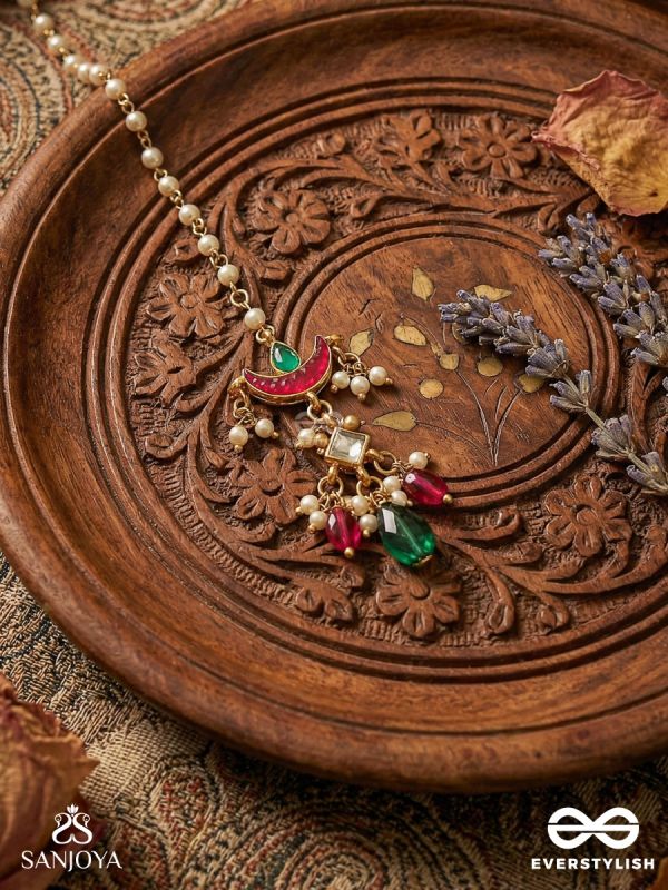 YASHASVINI – GLORIOUS BEAUTY – TRADITIONAL ARC MAANGTIKA WITH COLOURFUL GEM ACCENTS
