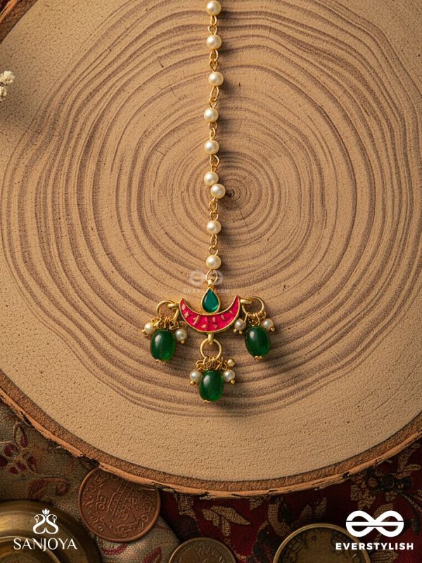 SOMRANJANI – MOON ENCHANTMENT – SLENDER CHAIN MAANGTIKA WITH ENAMELLED CRESCENT AND EMERALD DROP ACCENTS