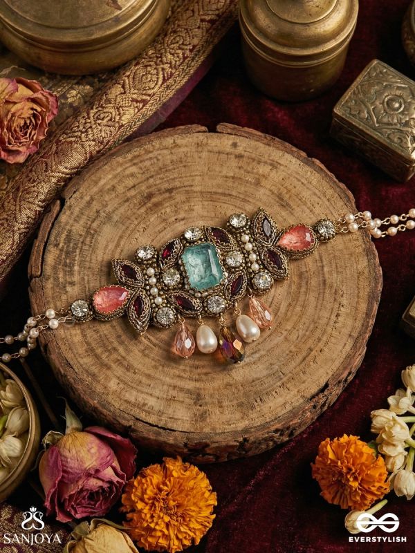 MAYUKHIKA – LITTLE RADIANCE – ORNATE NECKLACE WITH GEM MEDALLION AND DELICATE DROP ACCENTS