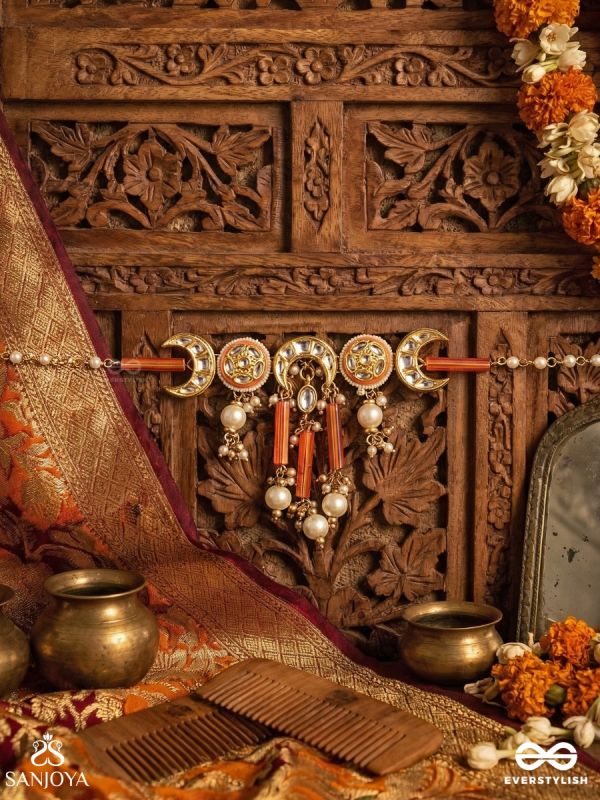 TARACHANDRI – STARRY MOON – DECORATIVE NECKLACE WITH CRESCENT ELEMENTS AND GEM DANGLERS