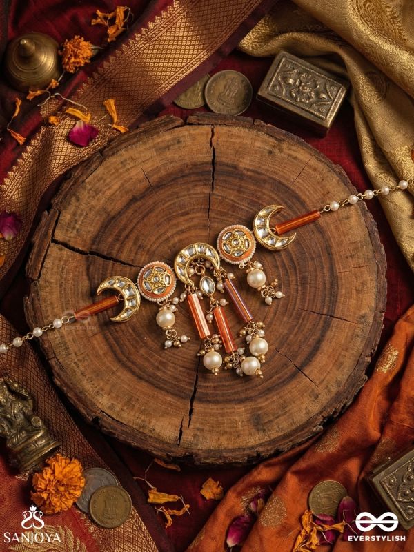 TARACHANDRI – STARRY MOON – DECORATIVE NECKLACE WITH CRESCENT ELEMENTS AND GEM DANGLERS