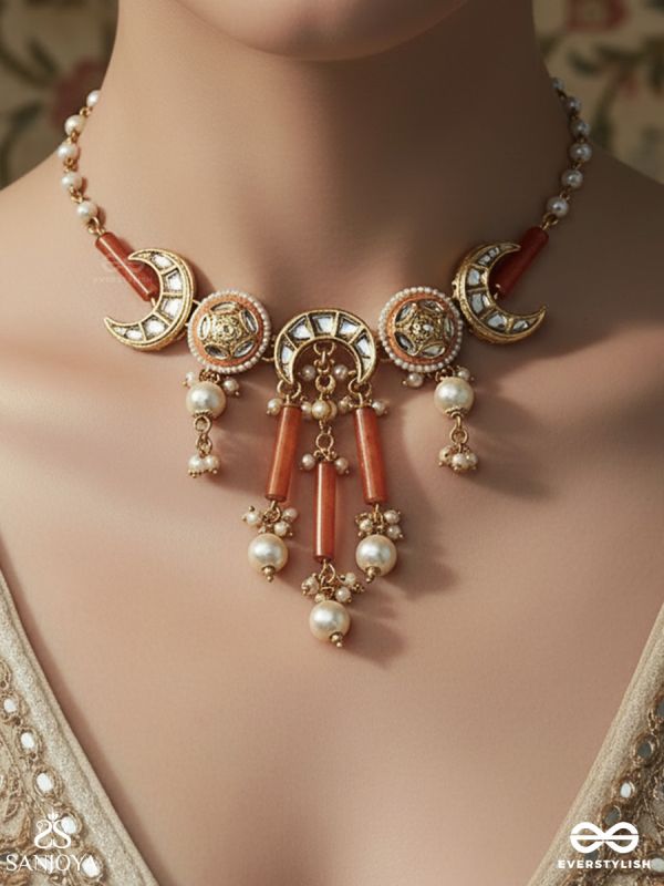 TARACHANDRI – STARRY MOON – DECORATIVE NECKLACE WITH CRESCENT ELEMENTS AND GEM DANGLERS