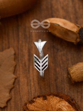 The Twisted Arrow Toe-Ring - Tiny Trinket Collection
