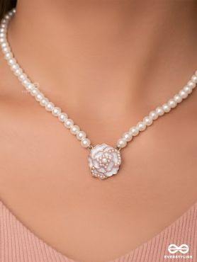 A GLISTENING WHITE PEONY - GOLDEN PEARL NECKPIECE 