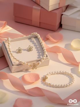 BLOSSOM PEARL – DELICATE BEAUTY IN EVERY DETAIL SET WITH NECKPIECE, EARRINGS AND BRACELET