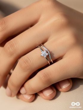 WINTER TWINKLE- DAINTY SNOWFLAKE RING WITH SPARKLING CUBIC ZIRCONIA