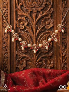 RATNAPANKTI – ROW OF JEWELS – DELICATE NECKLACE WITH MINI GEM MOTIFS AND PEARL DROP ACCENTS