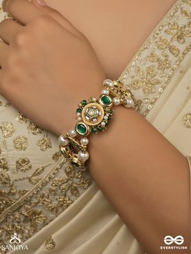 MEHRAVA – AURA OF AFFECTION – PEARL STRAND BRACELET WITH EMERALD-TONE ACCENTS AND A DECORATIVE GOLD MEDALLION 