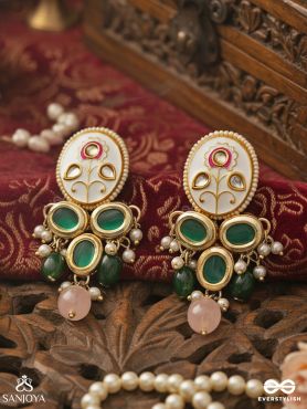 KUNDANMALA – KUNDAN GARLAND – GREEN EMERALD-CLUSTERED GOLD EARRINGS WITH PEARL DROP