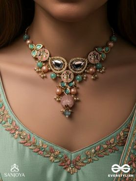 ANURANGI – HARMONY OF COLOURS – KUNDAN NECKLACE WITH GREEN ENAMEL MOTIFS, MIRROR STONES AND PASTEL BEAD DROPS