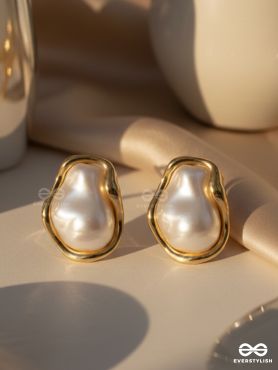 SOFT CLOUD – GLOSSY PEARL STUD EARRINGS
