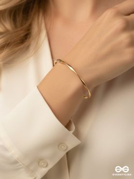 ELARA – TWISTED GOLDEN SLEEK HAND CUFF