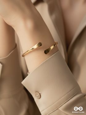 ROSÉ LINE – MINIMAL GOLDEN HAND CUFF