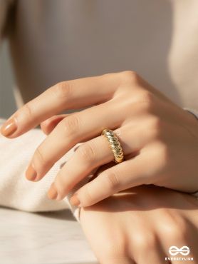 RIDGE LOOP – SCULPTED GOLD RING