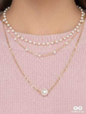 CLOUDLINE – AIRY GOLD CHAINS WITH SUBTLE PEARL DETAILS