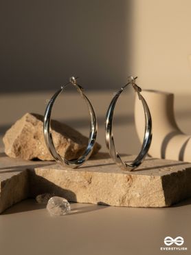 IT GIRL TWIST – OVAL HOOP SILVER EARRINGS