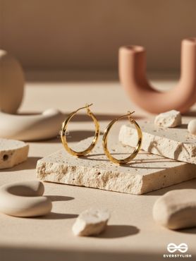 IT GIRL TWIST – OVAL HOOP GOLDEN EARRINGS