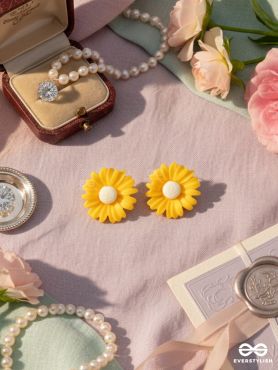 SUNNY BLOOM – DAISY STUD EARRINGS