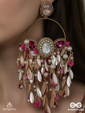 GULMEHERI – ROSELIGHT IN BLOOM – BLUSH CHANDELIER EARRINGS WITH PETAL-LIKE DROPS AND ROSE-TONED ACCENTS