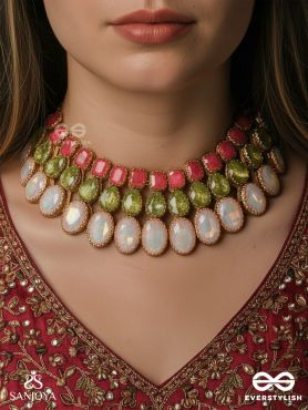 GULBAHARAA – GARDEN IN BLOSSOM – COLOUR-RICH COLLAR NECKLACE WITH PINK STONE LAYERS AND TEXTURED GREEN ELEMENTS