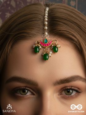 SOMRANJANI – MOON ENCHANTMENT – SLENDER CHAIN MAANGTIKA WITH ENAMELLED CRESCENT AND EMERALD DROP ACCENTS